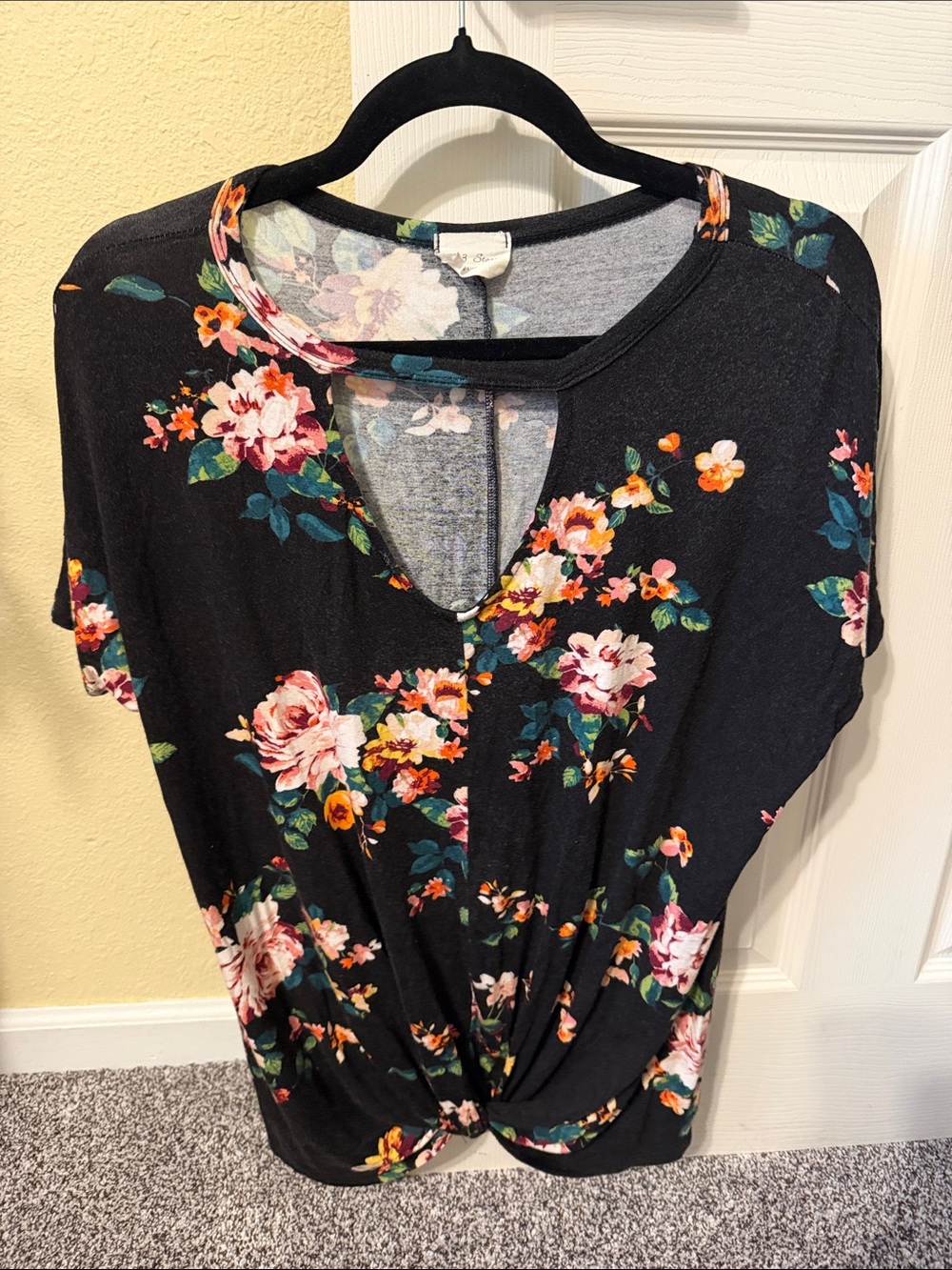 1.4.3. Story by Line Up Black Floral Twist-Front Short Sleeve Top